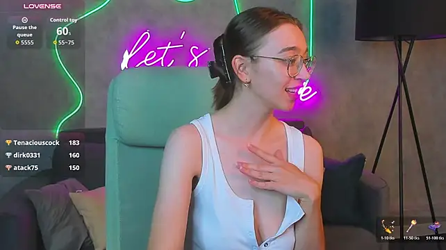 Lucy_Green - nipple flash
