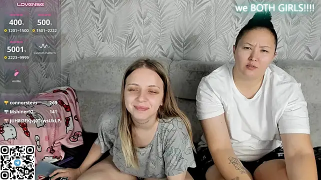 Alice_Halle - two naked pussy in doggy