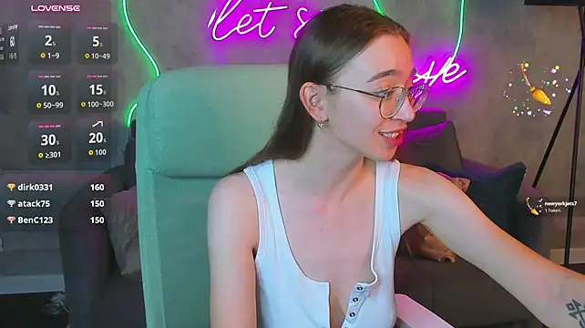 Lucy_Green - nipple flash