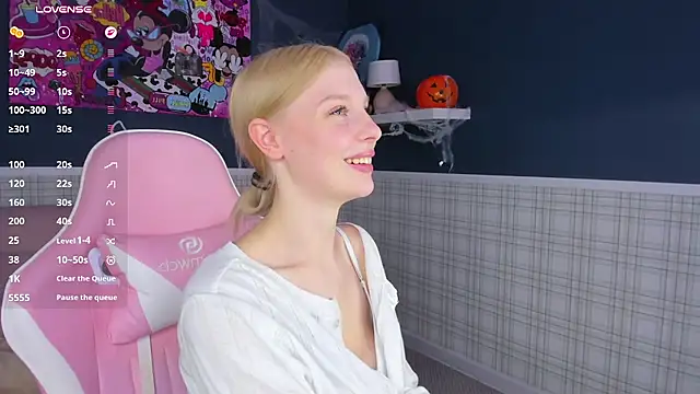 Alice_Taylori - put your hand under my bra and squeeze<3