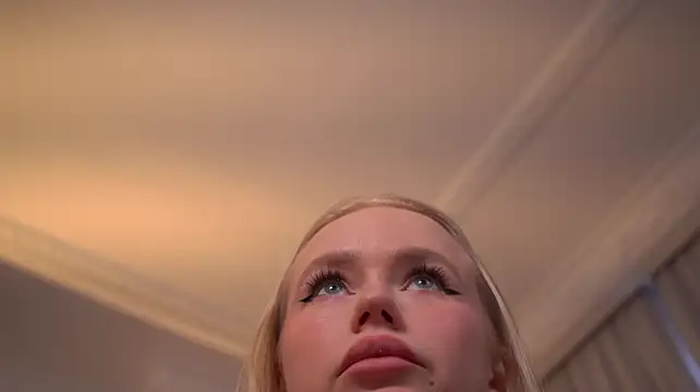 LexieLoree - Twerk + shorts pulled down
