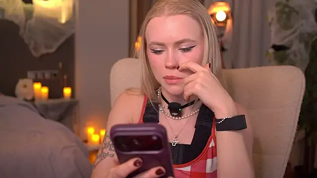 LexieLoree - Twerk + shorts pulled down