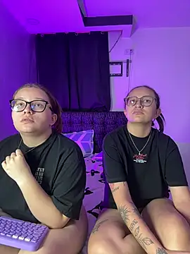 Annie_and_Raveenn - completely naked
