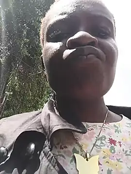 Kenyansexy1 - Risky public flash tits