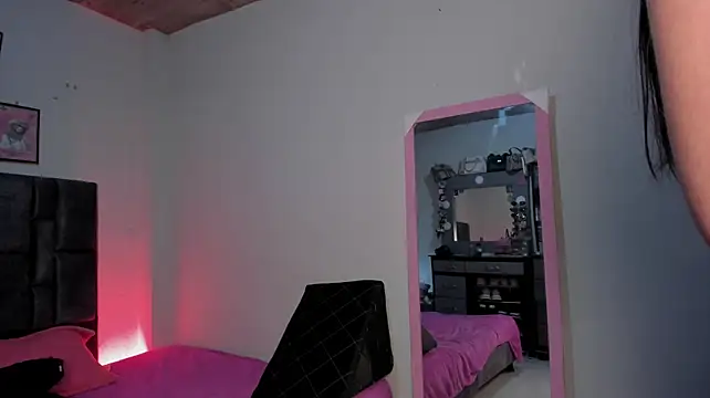 Esmeraldaa- - sexy naked for 5 minutes