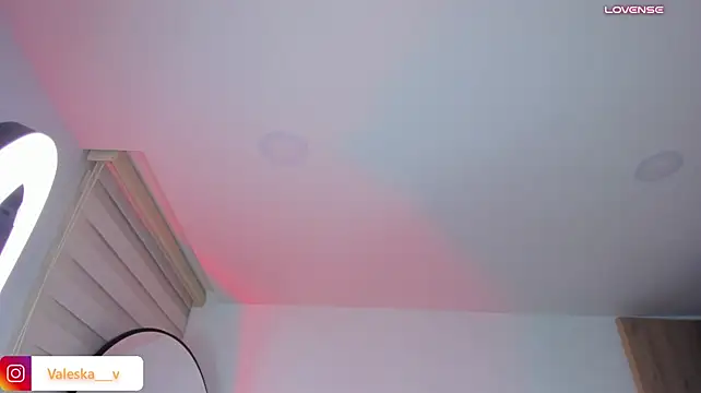 Valeska__V - spanks ass