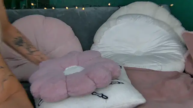 SkinnyNatty - 1 Finger in asshole