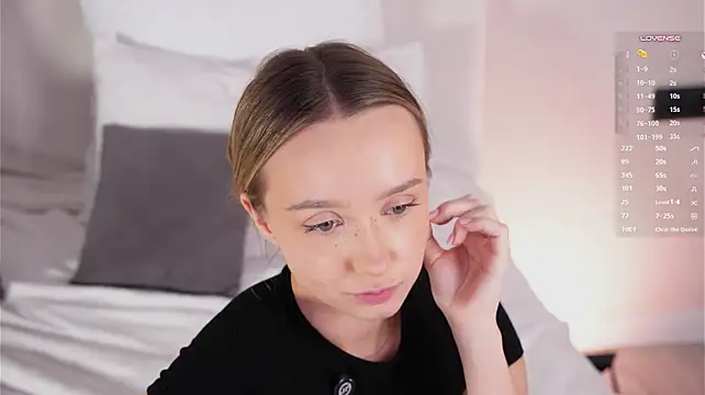 HollisBeckett - Play with my nipples