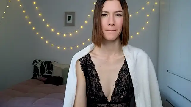 AliciaNewell - hand bra