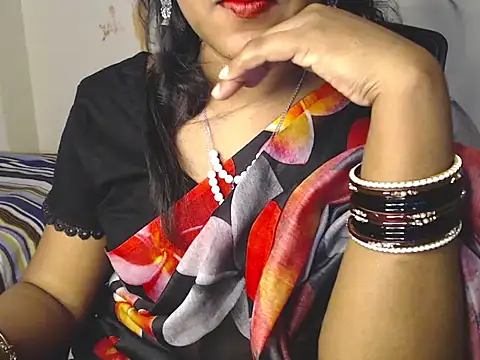 SpicyHoneey - Dance in sareee