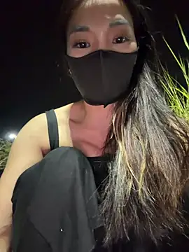 AiBanana - 马路上刺激敏感骚逼喷水 最后完成目标者🎯送小粉塞入链接60秒