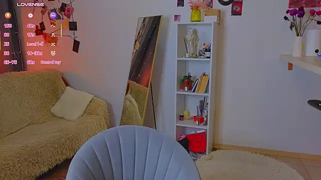 JoyceJones - tease my nipples