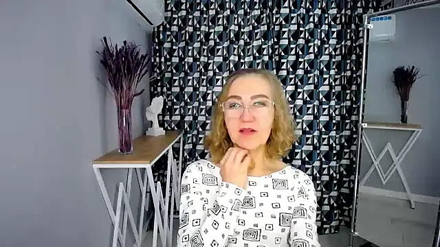 Queen_a_n_i - play nipples