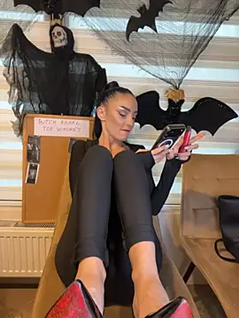FeetVibe - 👑 Spoil Your Foot Goddess!