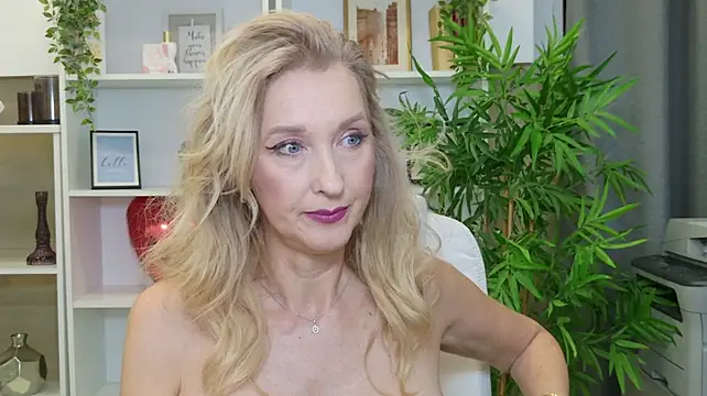 LadyLeea - Play with dildo between my boobs