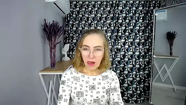 Queen_a_n_i - play nipples