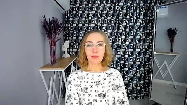Queen_a_n_i - play nipples