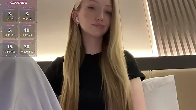 Awwwrora - show tits