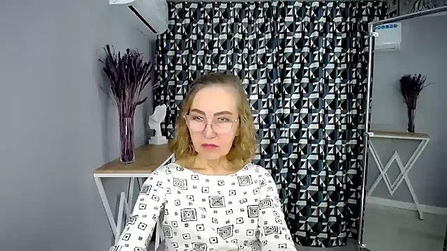 Queen_a_n_i - play nipples
