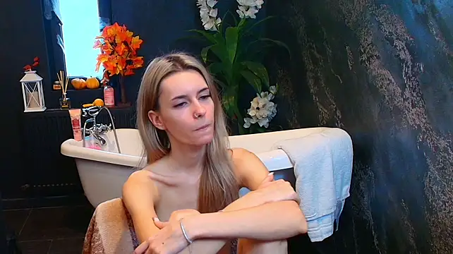 RoxanneJoy - Play with my kitten