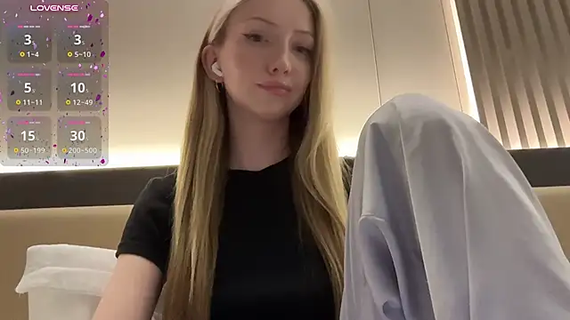 Awwwrora - show tits
