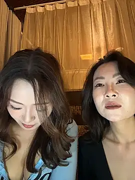 Yomi009 - 户外咖啡馆小粉震乳头😳