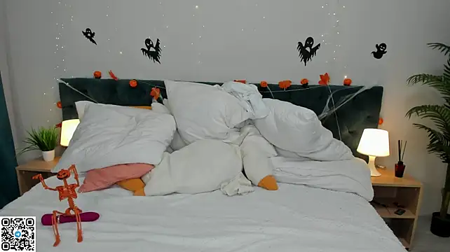 SuzieNox - Tease and shake my boobd close up