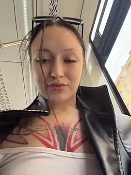 EliteBitch - see my pussy lips - cameltoe in tram 💅