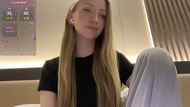 Awwwrora - show tits
