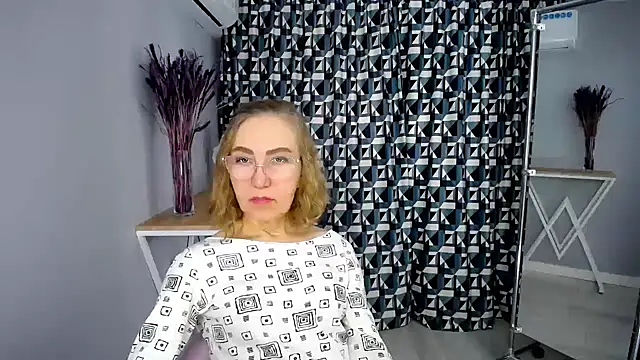 Queen_a_n_i - play nipples