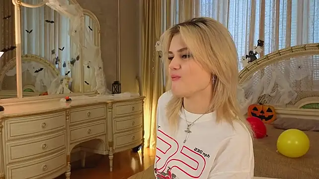 MercedezTimbs - Touch my cute belly
