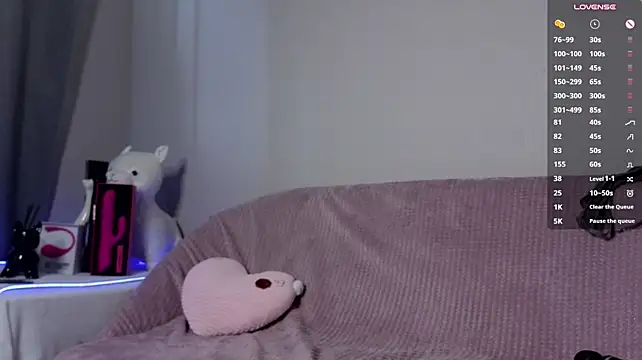 Kelly_whitee - massage boobs under top