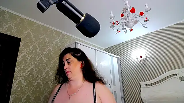 Evelyn_Shy - bare chest 200