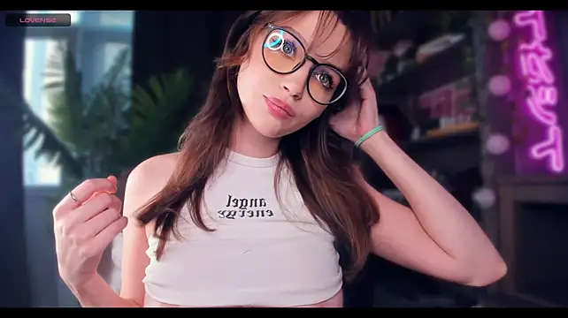MelissaTetris - Lift up top and play nipples close up