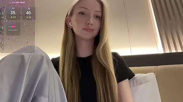 Awwwrora - show tits