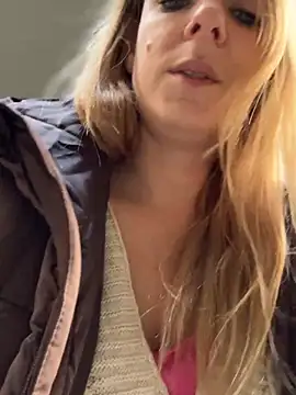 SexyMilf_1987 - Squirt im Hof einer Klinik