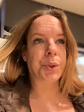 SexyMilf_1987 - Squirt im Hof einer Klinik