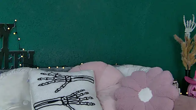 SkinnyNatty - Dildo in ass