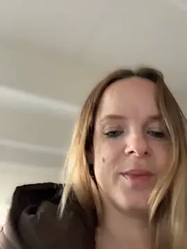 SexyMilf_1987 - Squirt im Hof einer Klinik