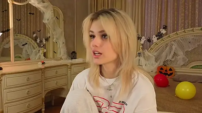 MercedezTimbs - Touch my cute belly
