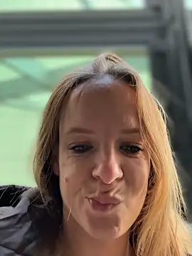 SexyMilf_1987 - Squirt im Hof einer Klinik