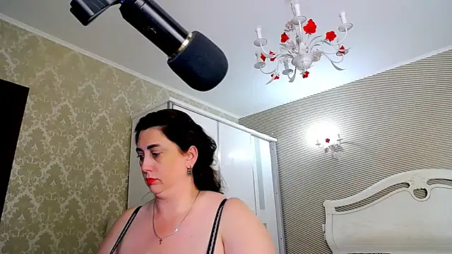 Evelyn_Shy - bare chest 200