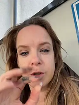 SexyMilf_1987 - Squirt im Hof einer Klinik