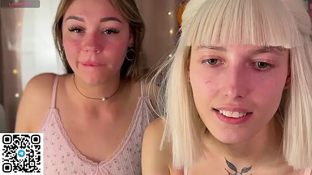 AlaniHenry - a hot kiss, very close up