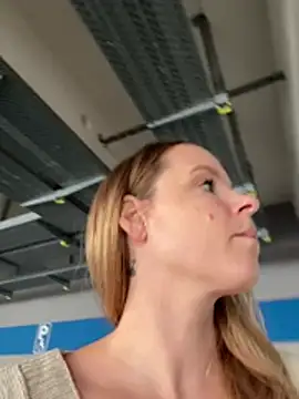 SexyMilf_1987 - Squirt im Hof einer Klinik