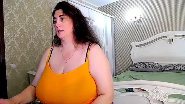 Evelyn_Shy - bare chest 200