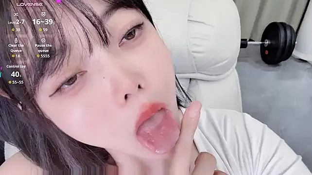 Uikyy1 - 大师和我说，我会为情所困，我一直以为是爱情，没想到是行情