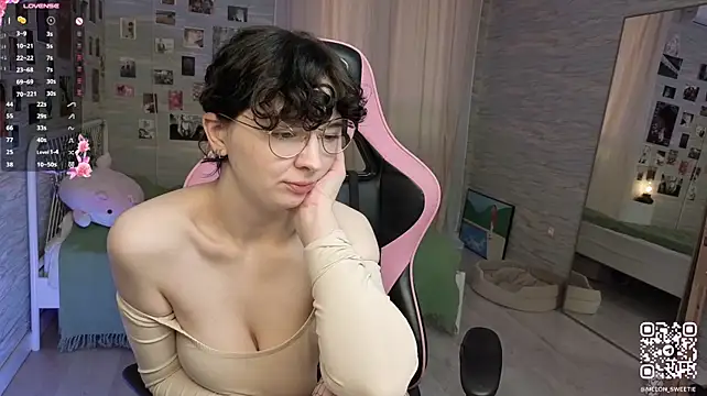 MilkyLily - Suck fingers