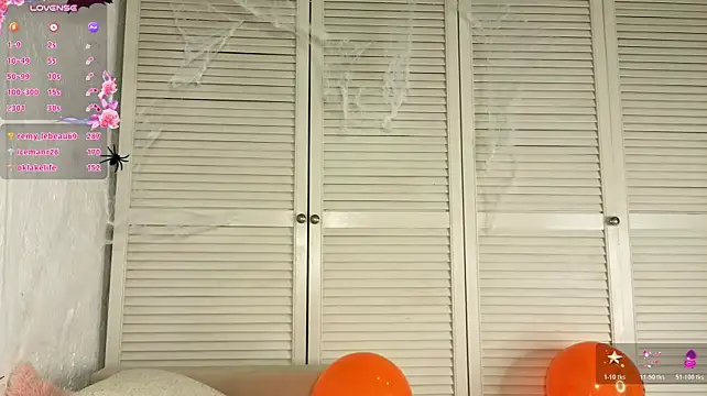 Queenneee - doggy style and five smacks
