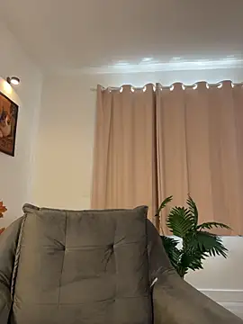 Tati_reyess - pick hand, blow or titjob (just one)
